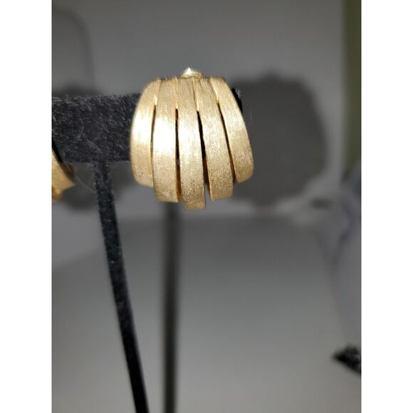 Gold Tone Chunky Earrings Vintage Hong Kong Clip On Back Costume Jewelry - Picture 2 of 11